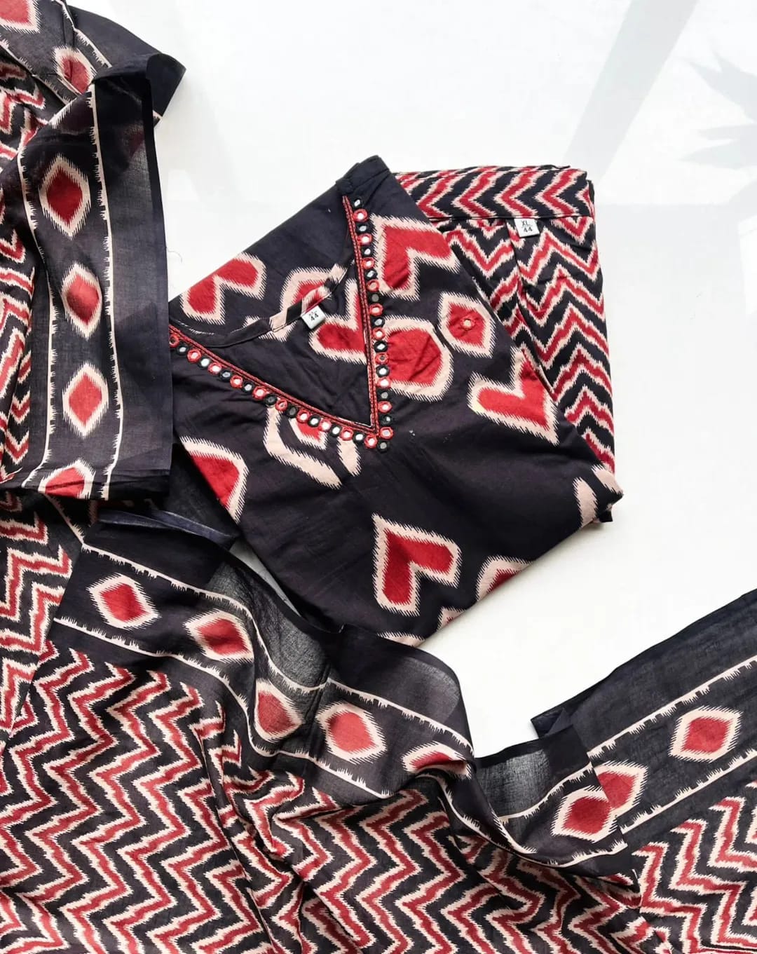 Printed Kurti Pant Dupatta Set - Image 4