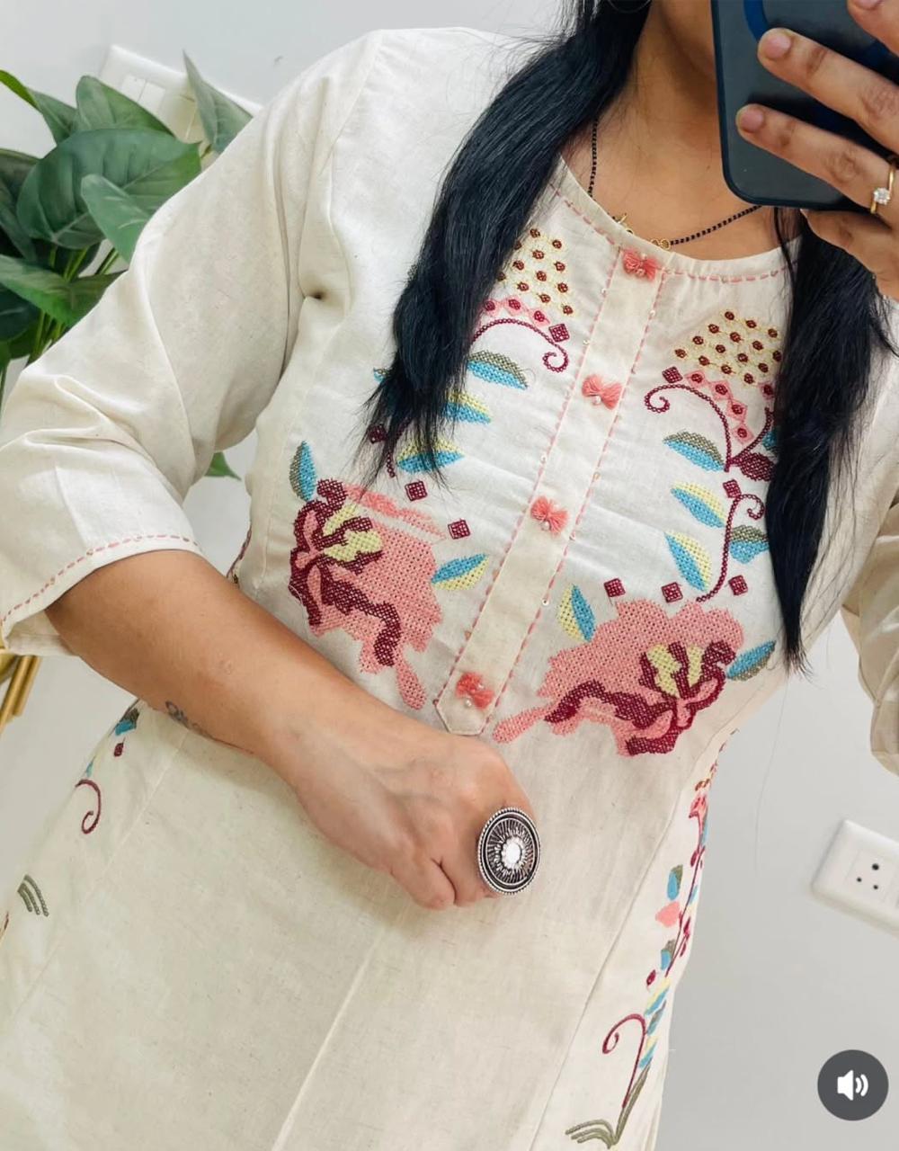 Women's Floral Embroidered Kurta Pant Set - Image 3